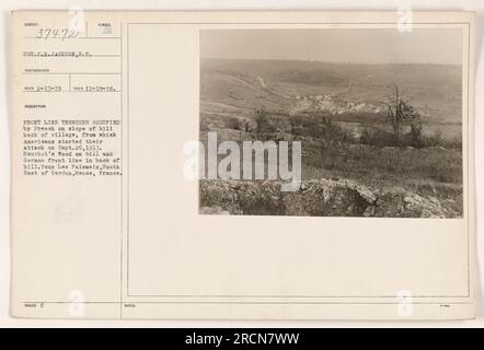 Französische Truppen besetzen die vorderen Gräben an einem Hang in Sublaines, Frankreich. Dieser Ort diente als Ausgangspunkt für den amerikanischen Angriff vom 26. September 1917. Bouchot's Wood ist auf dem Hügel zu sehen, während die deutsche Frontlinie dahinter liegt. Das Foto wurde am 18. November 1918 vom Fotografen SCT.C.H. Jackson aufgenommen. Stockfoto