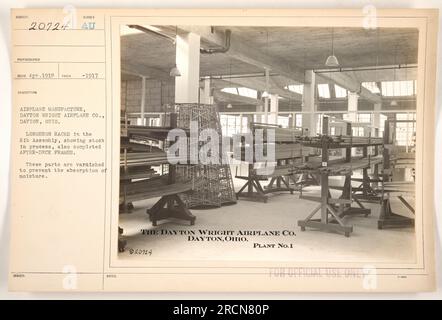 "Arbeiter der Dayton Wright Airplane Co. In Dayton, Ohio, Montage von Rippenständern und Nachdeckrahmen für Flugzeuge während des 1. Weltkriegs Die Teile sind lackiert, um sie vor Feuchtigkeit zu schützen. Dieses Bild wurde im April 1918 von einem unbekannten Fotografen aus dem Reco Studio aufgenommen.“ Stockfoto