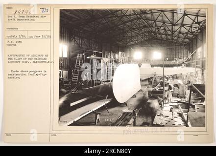 Bau eines Handley-Page-Flugzeugs bei der Standard Aircraft Corporation in Elizabeth, NJ Das Foto zeigt die Fortschritte bei der Fertigung des Flugzeugs im Werk. Eingangsdatum: 3. Juli 1918. Datum: 15. Juni 1918. (Fotograf) Nurdee. Bildnummer: 19896. Quelle: Standard Aircraft Corporation. Stockfoto