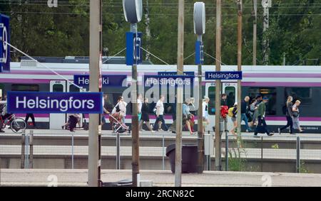 Pendler, die am Bahnhof Helsinki in Finnland ankommen Stockfoto