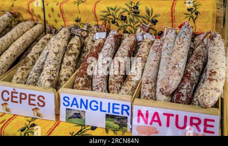 Antibes, Frankreich - 24. Mai 2023: Korsische Eberwurst in einer Schachtel auf einem Stand in einer lokalen überdachten provenzalischen Markthalle in der Altstadt Stockfoto