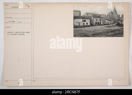 Soldaten und Zivilisten versammeln sich während des Ersten Weltkriegs in Savigny, Frankreich. Das Foto wurde von Fotograf 66294 Ricy am 12. Mai 1919 aufgenommen. Die Szene zeigt das alltägliche Leben während des Krieges und bietet einen Einblick in die Auswirkungen militärischer Aktivitäten auf die Stadt. Stockfoto