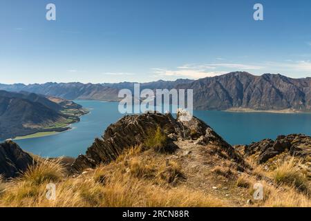 Blick auf den Hawea-See vom Gipfel des Isthmus-Gipfels in der Nähe des Halses Stockfoto