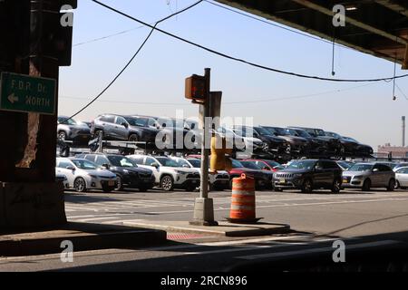 Parkplatz im Zentrum von Manhattan unter dem FDR Drive in New York, USA Stockfoto