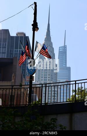 Die Spitze des Empire State Building aus der First Avenue, New York, USA Stockfoto