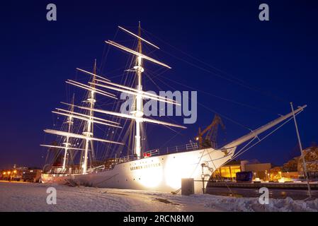 TURKU, FINNLAND - 23. FEBRUAR 2018: Oldtimer-Segelboot Suomen Joutsen am Ufer der Stadt in der Winternacht. Museum 'Forum Marinum' Stockfoto