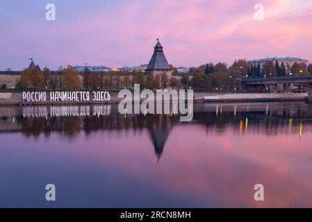 PSKOV, RUSSLAND - 13. OKTOBER 2018: Die Inschrift „Russland beginnt hier“ in der Stadtlandschaft in der Abenddämmerung im Oktober Stockfoto