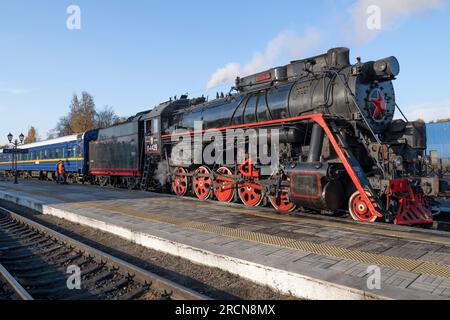 SORTAVALA, RUSSLAND - 07. OKTOBER 2021: Alte sowjetische Dampflokomotive L-4429 mit Retro-Zug „Ruskeala Express“ am Bahnsteig der Sortavala Station Stockfoto