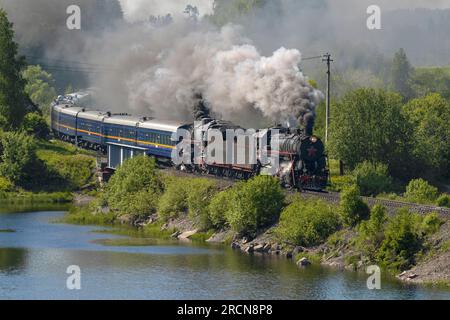 KARELIEN, RUSSLAND - 11. JUNI 2022: Blick auf den Retro-Zug „Ruskeala Express“ an einem Nachmittag im Juni Stockfoto