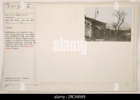 Regimentalstation in einem ehemaligen deutschen Dugout oder Pillbox. Diese Station ist mobil und bewegt sich mit den Truppen entlang der Linie. Es gehört der Infanterie des 130. Regiments, früher bekannt als Infanterie des 4. Regiments, Illinois National Guard, in der 33. Division. Standort ist Drillaucourt, Meuse, Frankreich. Foto aufgenommen am 20. November 1918. Zensieren Sie die Freigabe. Stockfoto