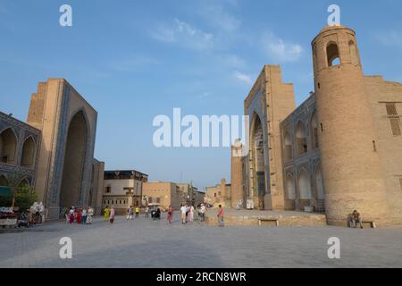 BUKHARA, USBEKISTAN - 10. SEPTEMBER 2022: September Abend im historischen Zentrum von Bukhara Stockfoto