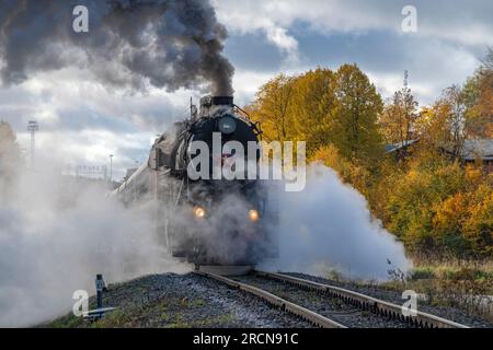 SORTAVALA, RUSSLAND - 09. OKTOBER 2022: Der Retro-Zug „Ruskeala Express“ in Dampfclubs fährt am Oktobernachmittag vom Bahnhof Sortavala-Center ab. Kareli Stockfoto