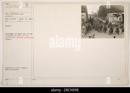 Ingleston vom Regiment South Carolina fotografierte den Tatort am 14. September 1918. Es zeigt eine Gruppe von Gefangenen, die zur Festnahme in Menil la Tour in Ansauville, Meurthe et Moselle, Frankreich, eskortiert werden. Das Foto wurde vom A.E. F.-Zensor übergeben, aber das genaue Ausstellungsdatum ist nicht angegeben. Stockfoto