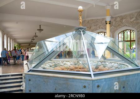 KISLOVODSK, RUSSLAND - 07. JUNI 2023: Narzan-Quelle in der Narzan-Trinkgalerie Stockfoto