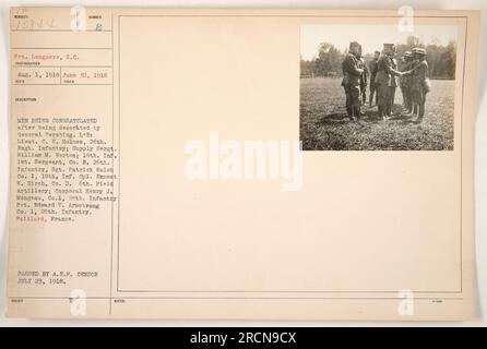 Amerikanische Soldaten verschiedener Regimente wurden von General Pershing nach der Orden beglückwünscht. Die Personen auf dem Foto sind identifiziert als Lieutenant C. R. Holmes, Supply Sergeant William M. Norton, 1. Sergeant von Firma B, 26. Infanterie, Sergeant Patrick Walsh von Firma 1, 18. Infanterie, Corporal Ennest W. Birch von Firma D, 6. Field Artillery, Corporal Henry J. Mongeau von Firma 1, 28. Infanterie und Gefreiter Edward V. Armstrong von Kompanie 1, 26. Infanterie. Das Foto wurde am 1. August 1918 in Paillard, Frankreich, aufgenommen und später mit Notizen nach A herausgegeben Stockfoto