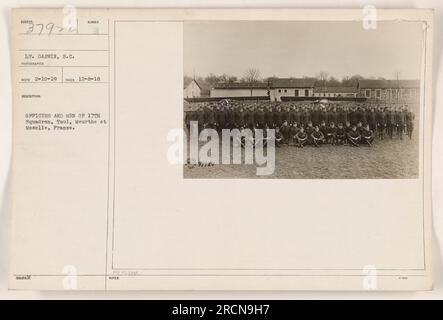 Das Bild zeigt eine Gruppe von Offizieren und Soldaten der 17. Staffel, die während des Ersten Weltkriegs in Toul, Meurthe und Moselle, Frankreich stationiert waren. Das Foto wurde am 8. Dezember 1918 von LT. Darwin, S.C. aufgenommen Identifiziert als Subjekt 79, mit Fotodatensatz Nummer 111-SC-37920. Stockfoto
