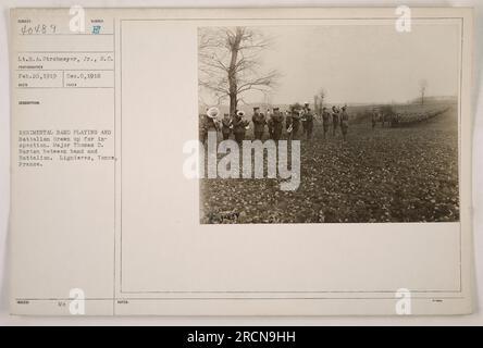 Leutnant H.A. Strohmeyer Jr., ein Fotograf des Signalkorps, hat am 26. Februar 1919 ein Bild aufgenommen. Das Foto zeigt die Nummer-B-Regimentalband, die spielt, während das Bataillon für die Inspektion ansteht. Major Thomas D. Barton steht zwischen der Band und dem Bataillon an einem Ort in Lignieres, Yonne, Frankreich. Zusätzliche Hinweise deuten darauf hin, dass das Bild möglicherweise in Veröffentlichungen verwendet oder für amtliche Zwecke verwendet wurde. Stockfoto