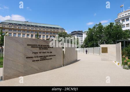 Ein Polizist geht am Freitag, den 24. Juni 2022, durch das Shoah Wall of Names Memorial in Wien, Österreich. Foto: Raquel G. Frohlich. Stockfoto