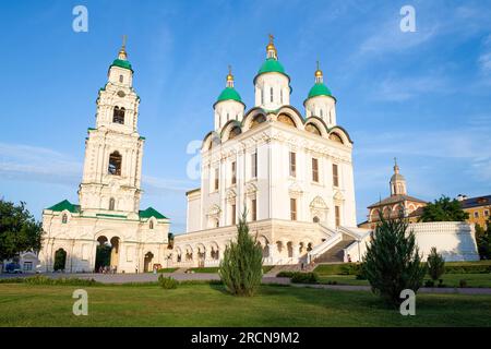 ASTRACHAN, RUSSLAND - 14. JUNI 2023: Blick auf die alte Himmelfahrt-Kathedrale an einem sonnigen Juniabend. Astrachan Kreml Stockfoto