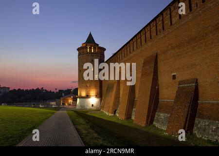 KOLOMNA, RUSSLAND - 16. JUNI 2023: Marinkina-Turm und Mauer des antiken Kolomna-Kremls in der Junidämmerung. Moskau Stockfoto