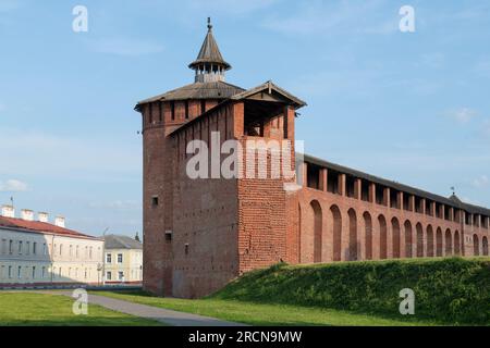 Fragment der antiken Mauer des Kolomna-Kremls an einem Juli-Morgen. Moskau, Russland Stockfoto