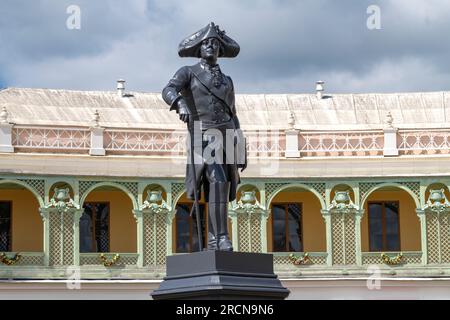 PAWLOWSK, RUSSLAND - 10. JULI 2023: Denkmal für Kaiser Paul den ersten im Hintergrund der Galerie des Pawlowski-Palastes am Juni. Die Umgebung Stockfoto