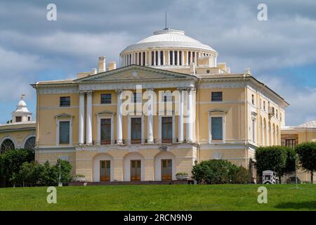 PAVLOVSK, RUSSLAND - 10. JULI 2023: Pavlovsk-Palast aus der Nähe an einem bewölkten Juli-Tag. Umgebung von St. Petersburg Stockfoto