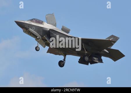 British Lockheed Martin F-35B Lightning II schwebt auf der Royal International Air Tattoo 2023 auf der RAF Fairford, Gloucestershire, Großbritannien Stockfoto