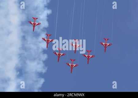 Die Red Arrows zeigten ihre Ausstellung mit nur 7 Flugzeugen auf der Royal International Air Tattoo 2023 in RAF Fairford, Gloucestershire, Großbritannien Stockfoto