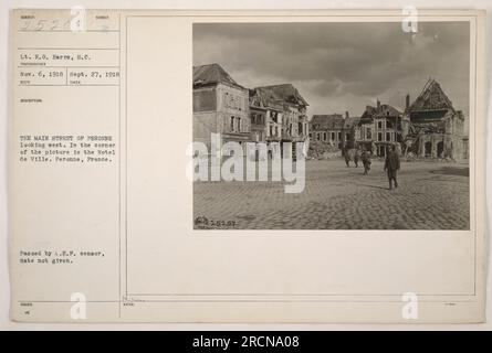 Amerikanische Soldaten beobachten die Zerstörung entlang der Hauptstraße von Peronne, Frankreich während des Ersten Weltkriegs. Das Hotel de Ville ist in der Ecke des Bildes zu sehen. Dieses Foto wurde von LT. E.O. aufgenommen Harrs am 27. September 1918 und wurde vom A.E.F.-Zensor genehmigt. Stockfoto