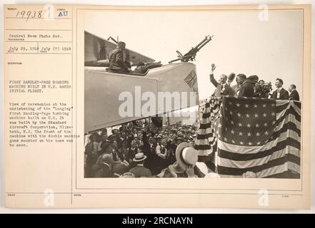 Die Langley, die erste Handley-Page Bombenmaschine, die in den USA gebaut wurde und ihren ersten Flug antritt. Gebaut von der Standard Aircraft Corporation in Elizabeth, N.J., ist die Vorderseite der Maschine mit doppelten Maschinengewehren auf der Nase zu sehen. Foto aufgenommen am 29. Juli 1916 oder Juli (?) 1918." Stockfoto