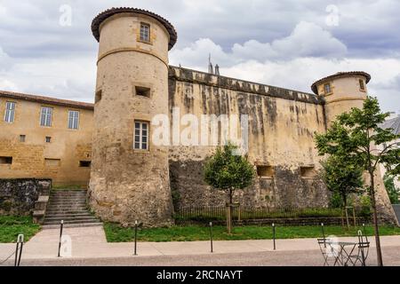 Burgtürme und mittelalterliche Stadtmauer von Bayonne in Frankreich. Stockfoto
