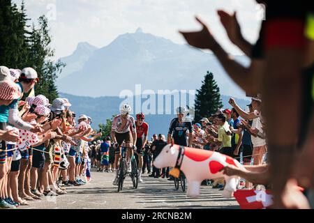 Frankreich. 15. Juli 2023. Foto von Alex Whitehead/SWpix.com - 15/07/2023 - Radfahren - 2023 Tour de France - Etappe 14: Annemasse nach Morzine Les Portes du Soleil (151,8km) - Flugzeug Col de Joux. Kredit: SWpix/Alamy Live News Stockfoto