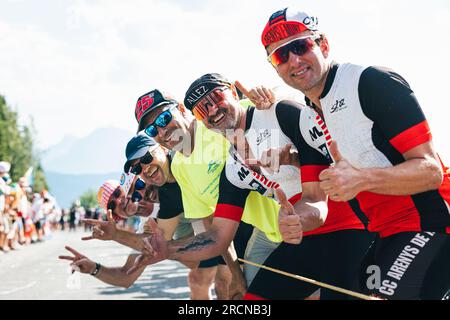 Frankreich. 15. Juli 2023. Foto von Alex Whitehead/SWpix.com - 15/07/2023 - Radfahren - 2023 Tour de France - Stage 14: Annemasse nach Morzine Les Portes du Soleil (151,8km) - Fans, Zuschauer Kredit: SWpix/Alamy Live News Stockfoto