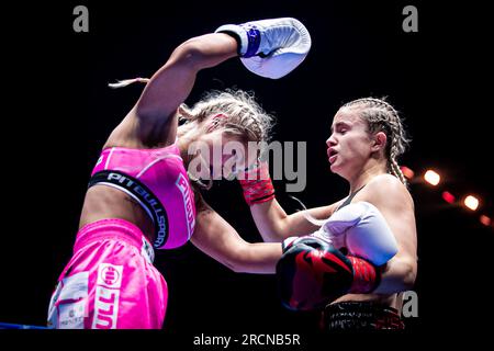 Dublin, Dublin, Irland, Irland. 15. Juli 2023. DUBLIN, IRLAND - JULI 15: (R-L) Daniella Hemsley kämpft am 15. Juli 2023 in Dublin, Irland, gegen MS Danielka beim Kingpyn Boxing: Halbfinale High Stakes Turnier. (Kreditbild: © Danilo Fernandes/PX Imagens via ZUMA Press Wire) NUR REDAKTIONELLE VERWENDUNG! Nicht für den kommerziellen GEBRAUCH! Kredit: ZUMA Press, Inc./Alamy Live News Stockfoto