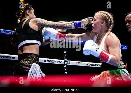 Dublin, Dublin, Irland, Irland. 15. Juli 2023. DUBLIN, IRLAND - JULI 15: (L-R) Jully Poca schlägt Elle Brooke beim Kingpyn Boxing: Halbfinale High Stakes Turnier am 15. Juli 2023 in Dublin, Irland. (Kreditbild: © Danilo Fernandes/PX Imagens via ZUMA Press Wire) NUR REDAKTIONELLE VERWENDUNG! Nicht für den kommerziellen GEBRAUCH! Kredit: ZUMA Press, Inc./Alamy Live News Stockfoto