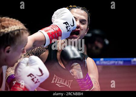 Dublin, Dublin, Irland, Irland. 15. Juli 2023. DUBLIN, IRLAND - JULI 15: (L-R) Elle Brooke schlägt Jully Poca beim Kingpyn Boxing: Halbfinale High Stakes Turnier am 15. Juli 2023 in Dublin, Irland. (Kreditbild: © Danilo Fernandes/PX Imagens via ZUMA Press Wire) NUR REDAKTIONELLE VERWENDUNG! Nicht für den kommerziellen GEBRAUCH! Kredit: ZUMA Press, Inc./Alamy Live News Stockfoto