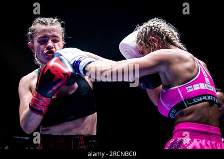 Dublin, Dublin, Irland, Irland. 15. Juli 2023. DUBLIN, IRLAND - JULI 15: (R-L) Frau Danielka schlägt Daniella Hemsley beim Kingpyn Boxing: Halbfinale High Stakes Turnier am 15. Juli 2023 in der Three Arena in Dublin, Irland. (Kreditbild: © Danilo Fernandes/PX Imagens via ZUMA Press Wire) NUR REDAKTIONELLE VERWENDUNG! Nicht für den kommerziellen GEBRAUCH! Kredit: ZUMA Press, Inc./Alamy Live News Stockfoto