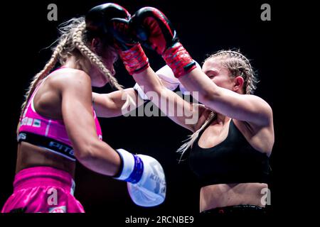 Dublin, Dublin, Irland, Irland. 15. Juli 2023. DUBLIN, IRLAND - JULI 15: (R-L) Daniella Hemsley kämpft am 15. Juli 2023 in Dublin, Irland, gegen MS Danielka beim Kingpyn Boxing: Halbfinale High Stakes Turnier. (Kreditbild: © Danilo Fernandes/PX Imagens via ZUMA Press Wire) NUR REDAKTIONELLE VERWENDUNG! Nicht für den kommerziellen GEBRAUCH! Kredit: ZUMA Press, Inc./Alamy Live News Stockfoto