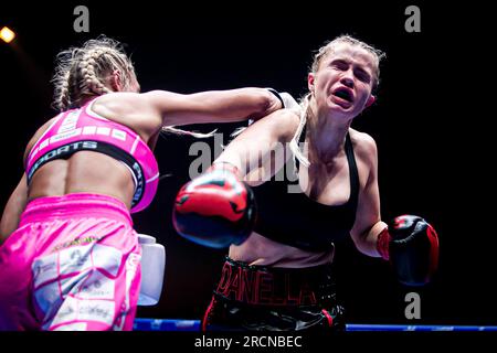 Dublin, Dublin, Irland, Irland. 15. Juli 2023. DUBLIN, IRLAND - JULI 15: (L-R) MS Danielka schlägt Daniella Hemsley beim Kingpyn Boxing: Halbfinale High Stakes Turnier am 15. Juli 2023 in der Three Arena in Dublin, Irland. (Kreditbild: © Danilo Fernandes/PX Imagens via ZUMA Press Wire) NUR REDAKTIONELLE VERWENDUNG! Nicht für den kommerziellen GEBRAUCH! Kredit: ZUMA Press, Inc./Alamy Live News Stockfoto