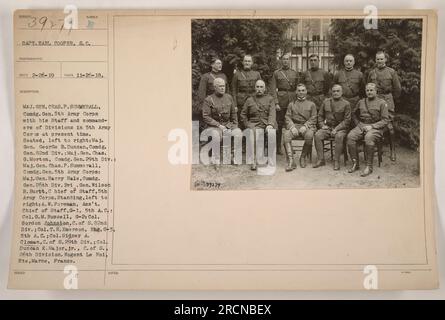 Bildunterschrift: 'Bild 111-SC-39279 nimmt ein Gruppenfoto von Militärpersonal während des Ersten Weltkriegs auf. Das Bild zeigt Major General Chas.P.Summerall, Comdg. General 5. Army Corps, neben Major General George B. Duncan, Comdg. Gen. 82. Div., Generalmajor Chas. G. Morton, Comdg. General 29. Div. Und Major General Harry Hale, Comdg. Gen. 26. Div Hinter ihnen stehen verschiedene andere Mitarbeiter und Kommandanten. Dieses Foto wurde am 25. November 1918 in Nogent Le ROI, hte, Marne, Frankreich aufgenommen.“ Stockfoto