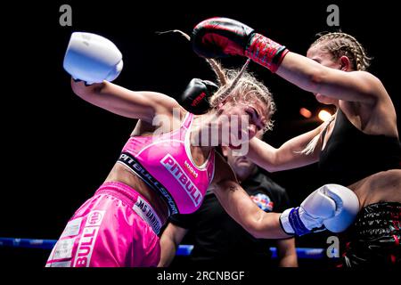 Dublin, Dublin, Irland, Irland. 15. Juli 2023. DUBLIN, IRLAND - JULI 15: (R-L) Daniella Hemsley schlägt MS Danielka beim Kingpyn Boxing: Halbfinale High Stakes Turnier am 15. Juli 2023 in der Three Arena in Dublin, Irland. (Kreditbild: © Danilo Fernandes/PX Imagens via ZUMA Press Wire) NUR REDAKTIONELLE VERWENDUNG! Nicht für den kommerziellen GEBRAUCH! Kredit: ZUMA Press, Inc./Alamy Live News Stockfoto