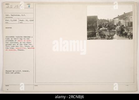 CPL. Ingleston von der 42. Division fängt den Moment ein, in dem Gefangene während des Ersten Weltkriegs durch eine Stadt auf dem Weg zur Festnahme in Menil la Tour kommen. Die Stadt, Ansauville, diente damals als Divisionshauptquartier. Foto erhalten am 15. September 1918, aufgenommen am 6. November 1918." Stockfoto
