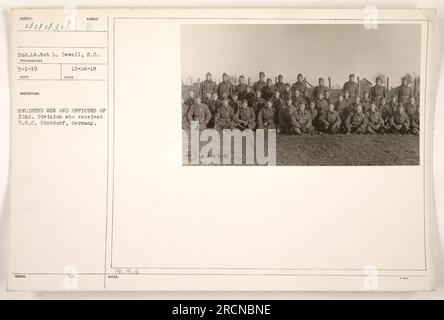 2. Lieutenant Nat L. Dewell vom Signalkorps hat dieses Foto am 1. März 1919 aufgenommen. Auf dem Bild sind einberufene Männer und Offiziere der 32. Division abgebildet, die mit dem Distinguished Service Cross (D.C.) in Dierdorf ausgezeichnet wurden. Hinweise zum Foto sind unter dem Code 44434 aufgeführt. Stockfoto