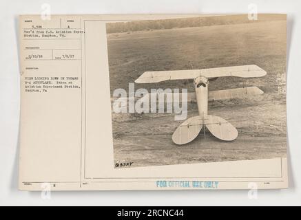 Ein Thomas-Morse S-4 Scout Flugzeug aus der Vogelperspektive an der Aviation Experiment Station in Hampton, Virginia. Das Foto wurde am 9. Juli 1917 aufgenommen. Das Flugzeug mit der Nummer 3.328 wurde von der Experimentierstation für die Luftfahrt empfangen. Es ist ein Thomas-Morse S-4 Scout mit dem Beschreibungssymbol IBU. Das Foto ist nur für den offiziellen Gebrauch gekennzeichnet. Stockfoto