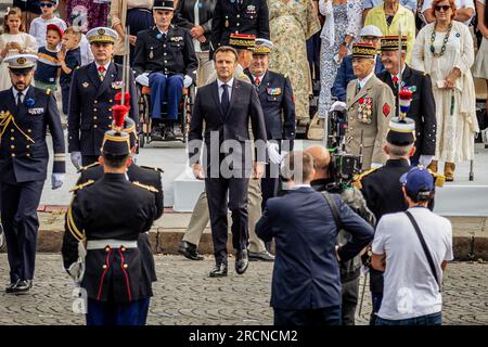 Paris, Frankreich. 14. Juli 2023. Emmanuel Macron hat sich auf die Begrüßung des 1. Und 2. Infanterie-Regiments der Republikgarde vorbereitet. An der Zeremonie und der jährlichen Parade am 14. Juli, die den französischen Nationalfeiertag, den Bastille-Tag, auf den Champs Elysées und dem Place de la Concorde in Paris feiert, nahm der indische Premierminister Narendra Modi Teil. Dieses Jahr findet die Feier zu einer Zeit großer Proteste und sozialer Spannungen nach dem Tod eines jungen Mannes statt, der von der Polizei erschossen wurde. Kredit: SOPA Images Limited/Alamy Live News Stockfoto