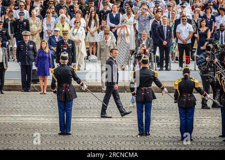 Paris, Frankreich. 14. Juli 2023. Emmanuel Macron hat sich auf die Begrüßung des 1. Und 2. Infanterie-Regiments der Republikgarde vorbereitet. An der Zeremonie und der jährlichen Parade am 14. Juli, die den französischen Nationalfeiertag, den Bastille-Tag, auf den Champs Elysées und dem Place de la Concorde in Paris feiert, nahm der indische Premierminister Narendra Modi Teil. Dieses Jahr findet die Feier zu einer Zeit großer Proteste und sozialer Spannungen nach dem Tod eines jungen Mannes statt, der von der Polizei erschossen wurde. Kredit: SOPA Images Limited/Alamy Live News Stockfoto