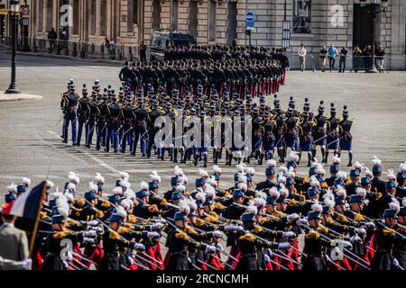 Paris, Frankreich. 14. Juli 2023. Die französischen Infanterieschwaden wurden während der Parade am Place de la Concorde gesehen. An der Zeremonie und der jährlichen Parade am 14. Juli, die den französischen Nationalfeiertag, den Bastille-Tag, auf den Champs Elysées und dem Place de la Concorde in Paris feiert, nahm der indische Premierminister Narendra Modi Teil. Dieses Jahr findet die Feier zu einer Zeit großer Proteste und sozialer Spannungen nach dem Tod eines jungen Mannes statt, der von der Polizei erschossen wurde. Kredit: SOPA Images Limited/Alamy Live News Stockfoto