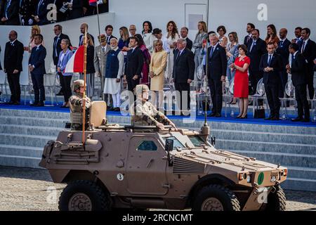 Paris, Frankreich. 14. Juli 2023. Ein Militärfahrzeug, das während der Parade vor dem Präsidentschaftstribun vorbeifuhr. An der Zeremonie und der jährlichen Parade am 14. Juli, die den französischen Nationalfeiertag, den Bastille-Tag, auf den Champs Elysées und dem Place de la Concorde in Paris feiert, nahm der indische Premierminister Narendra Modi Teil. Dieses Jahr findet die Feier zu einer Zeit großer Proteste und sozialer Spannungen nach dem Tod eines jungen Mannes statt, der von der Polizei erschossen wurde. Kredit: SOPA Images Limited/Alamy Live News Stockfoto