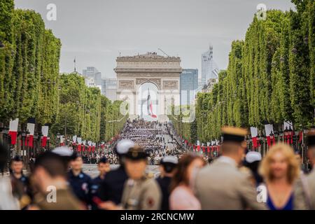 Paris, Frankreich. 14. Juli 2023. Blick auf den Arc de Triomphe, wo sich die Truppen auf die Parade vorbereiteten. An der Zeremonie und der jährlichen Parade am 14. Juli, die den französischen Nationalfeiertag, den Bastille-Tag, auf den Champs Elysées und dem Place de la Concorde in Paris feiert, nahm der indische Premierminister Narendra Modi Teil. Dieses Jahr findet die Feier zu einer Zeit großer Proteste und sozialer Spannungen nach dem Tod eines jungen Mannes statt, der von der Polizei erschossen wurde. Kredit: SOPA Images Limited/Alamy Live News Stockfoto